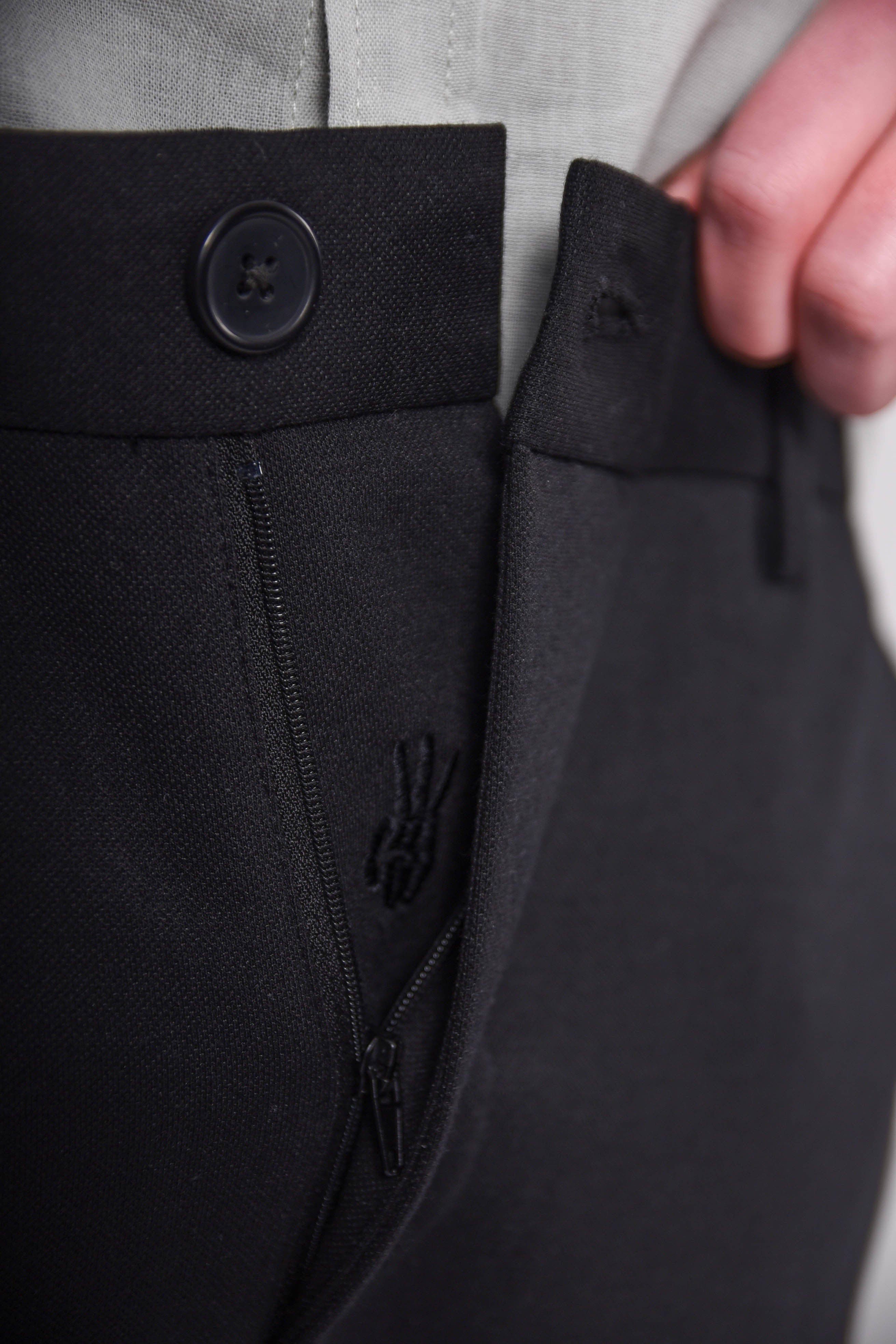 Color 020 - 5 - Feinstein-black-Detail-2.jpg