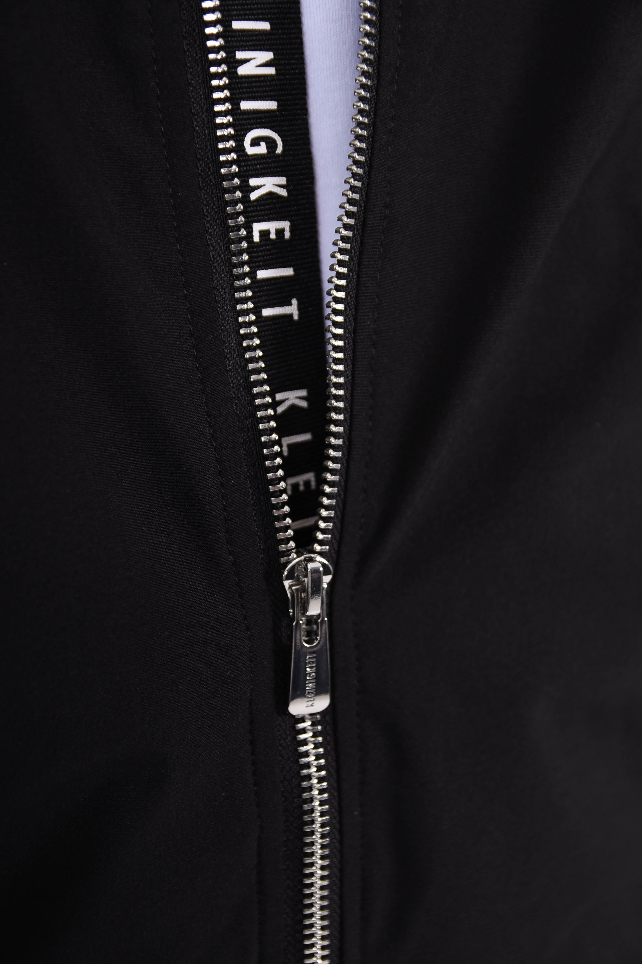 Color 020 - 4 - Körtomber-black-Detail-1.jpg