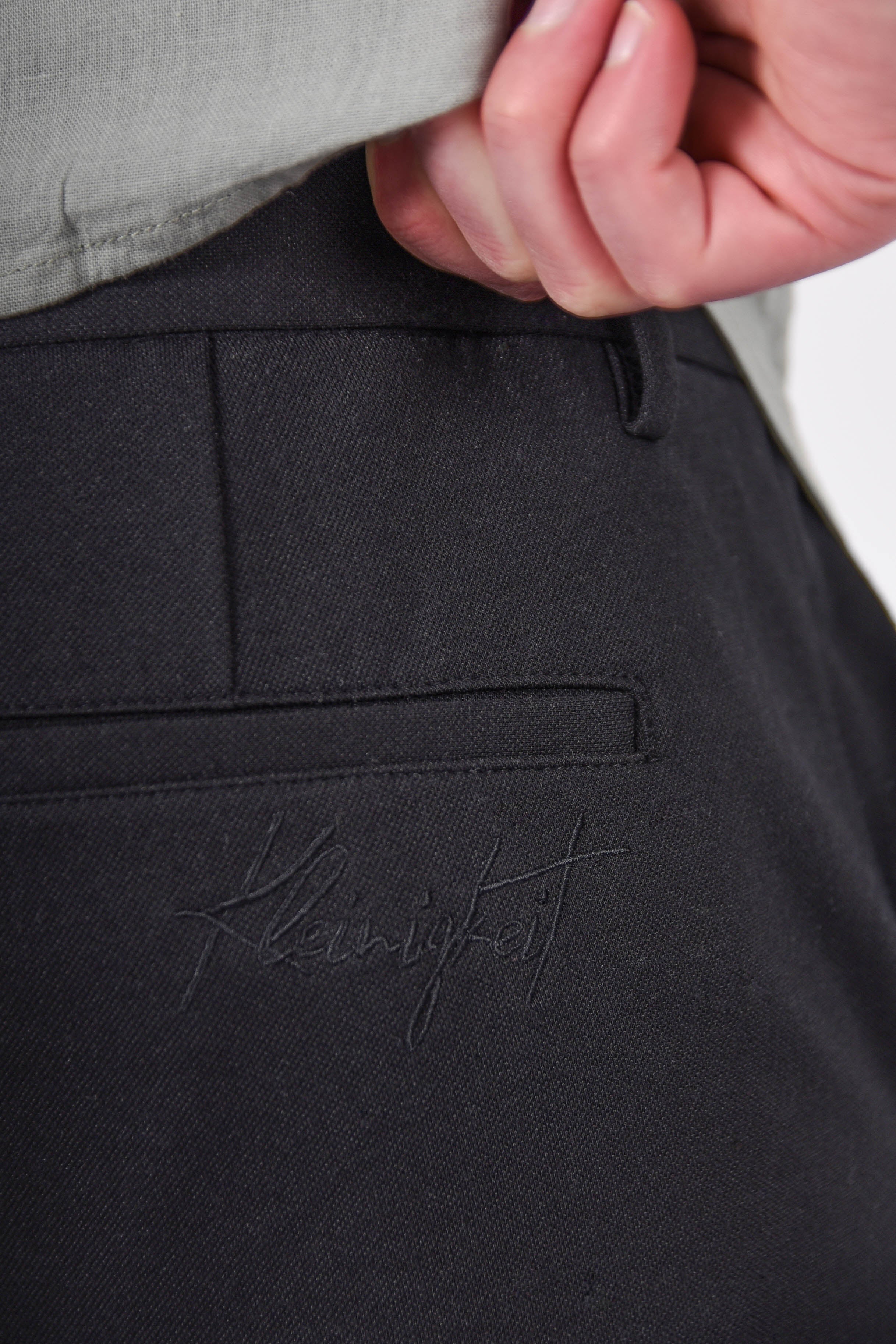 Color 020 - 6 - Feinstein-black-Detail-3.jpg