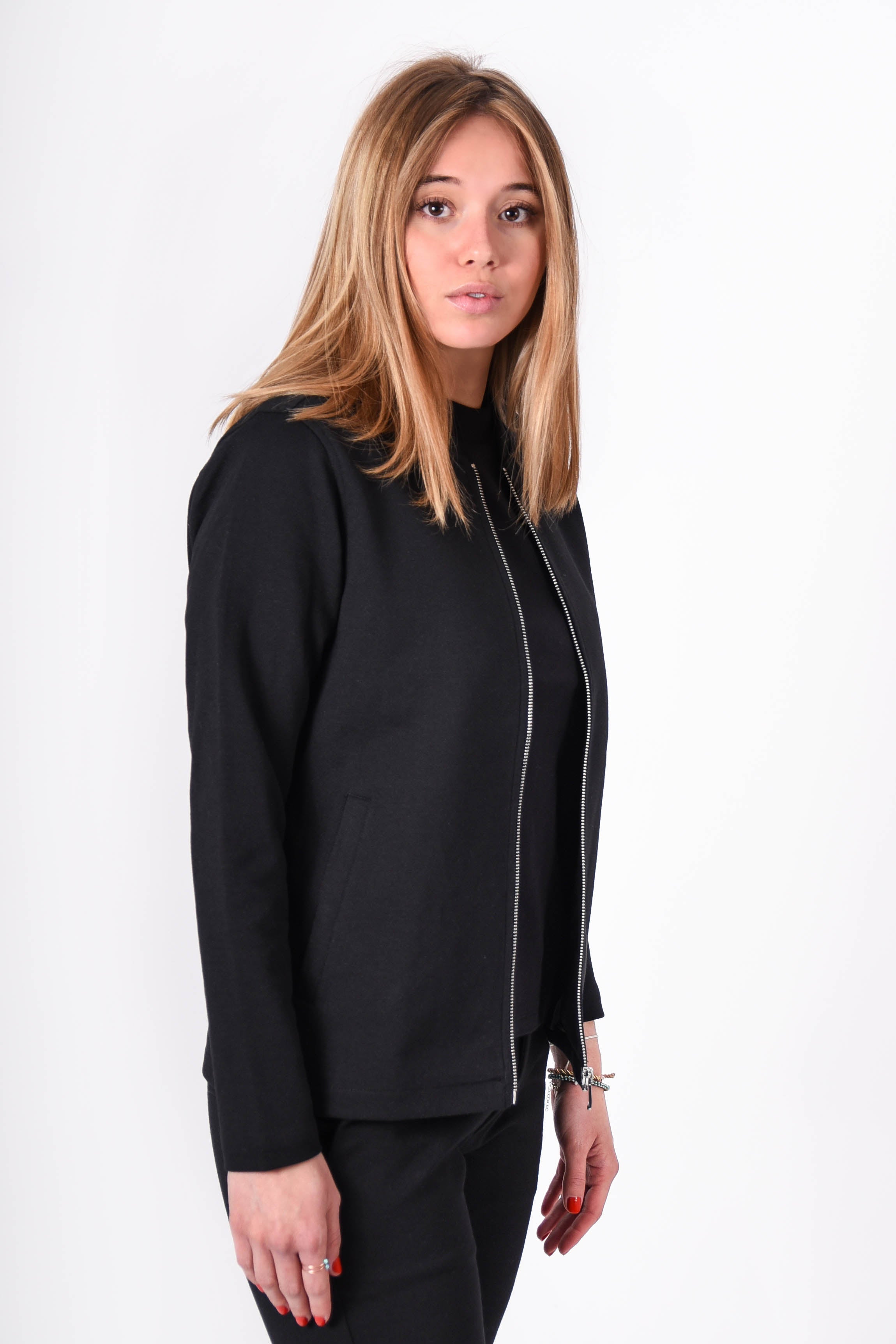 Color 020 - 1 - Schicker-black-3.jpg