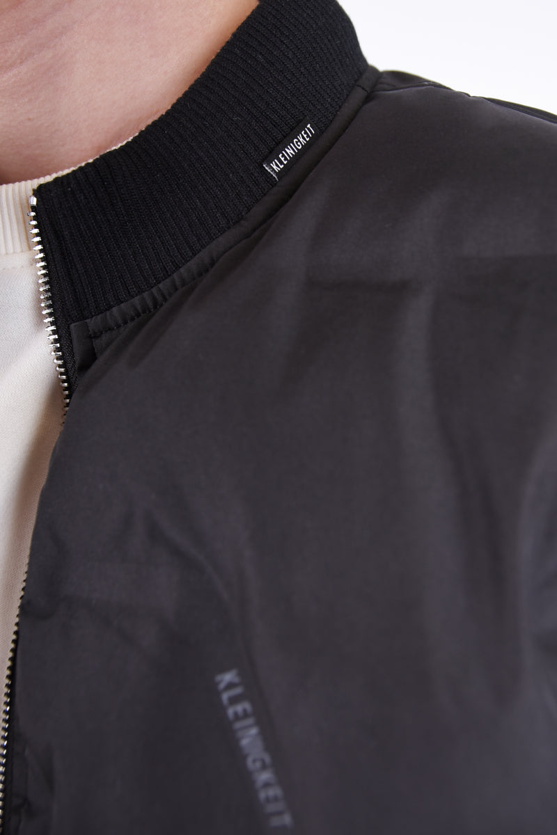 Color 020 - 0 - Weste-black-Detail-1.JPG